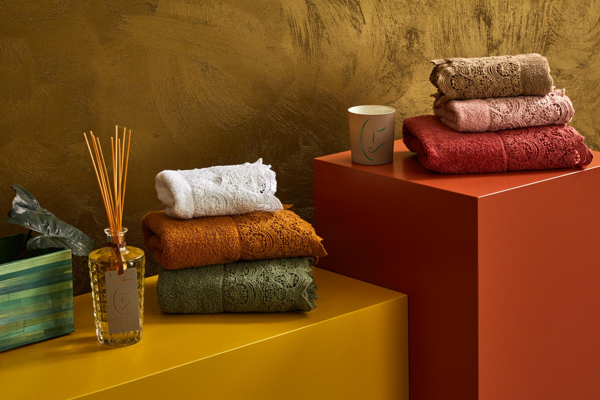 BIANCOPERLA TELO BAGNO IN SPUGNA DI COTONE CON BALZA IN PIZZO MACRAME' CANASTRA