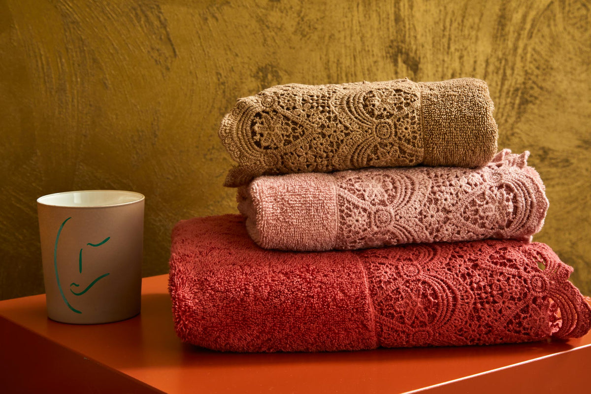 BIANCOPERLA TELO BAGNO IN SPUGNA DI COTONE CON BALZA IN PIZZO MACRAME' CANASTRA