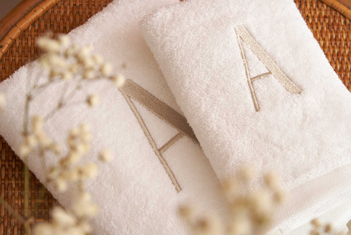 Biancoperla Set Asciugamani 1+1 In Morbida Spugna Di Cotone Con Ricamo Capital