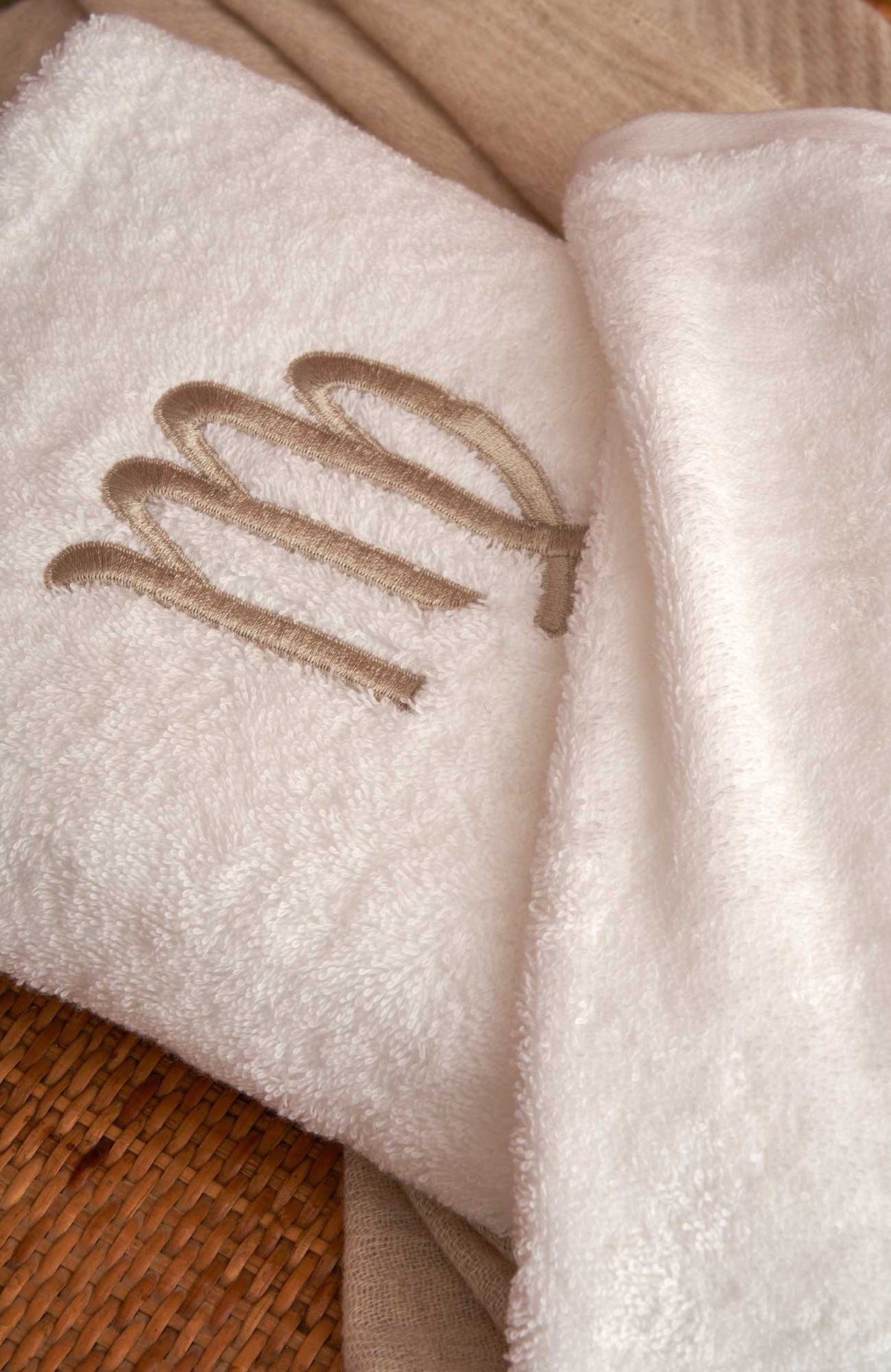 Biancoperla Set Asciugamani 1+1 In Morbida Spugna Di Cotone Con Ricamo Omega