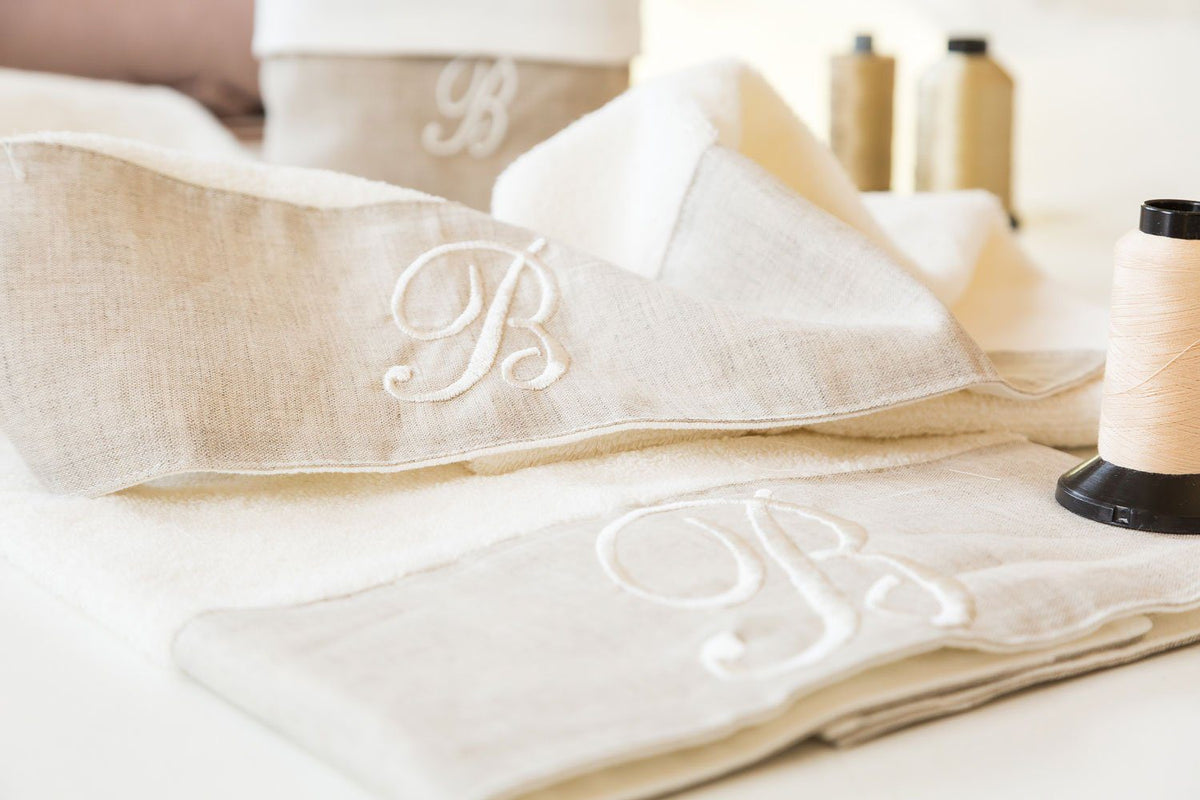 Biancoperla Set Asciugamani 1+1 In Spugna Di Cotone Bordo Lino Iniziale Ricamata Leonardo