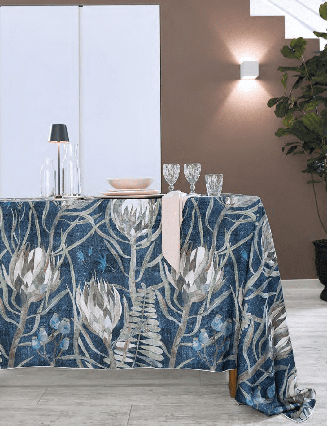 Maison Sucree' Tovaglia E/O Runner In Tessuto Antimacchia Stampato Cardi