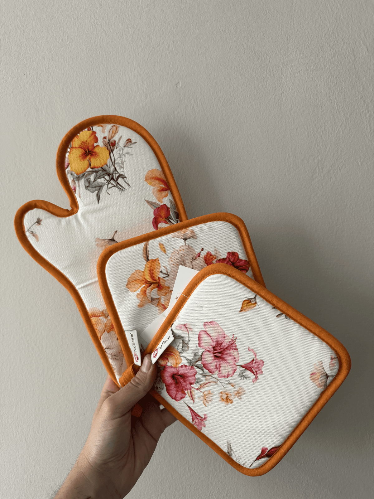 Tag House Set 2 Presine E 1 Guanto Forno In Cotone Hibiscus