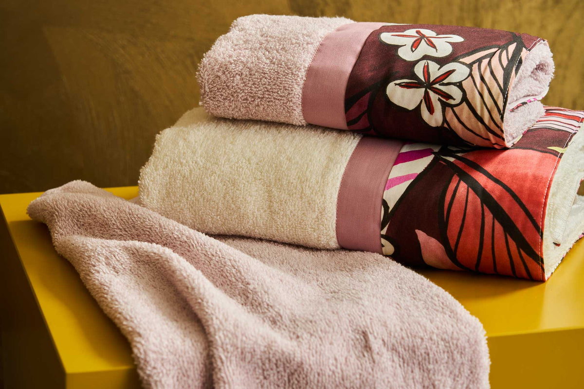 Biancoperla Set Asciugamani 1+1 In Spugna Di Cotone Con Balza In Raso Di Cotone Stampato Carioca