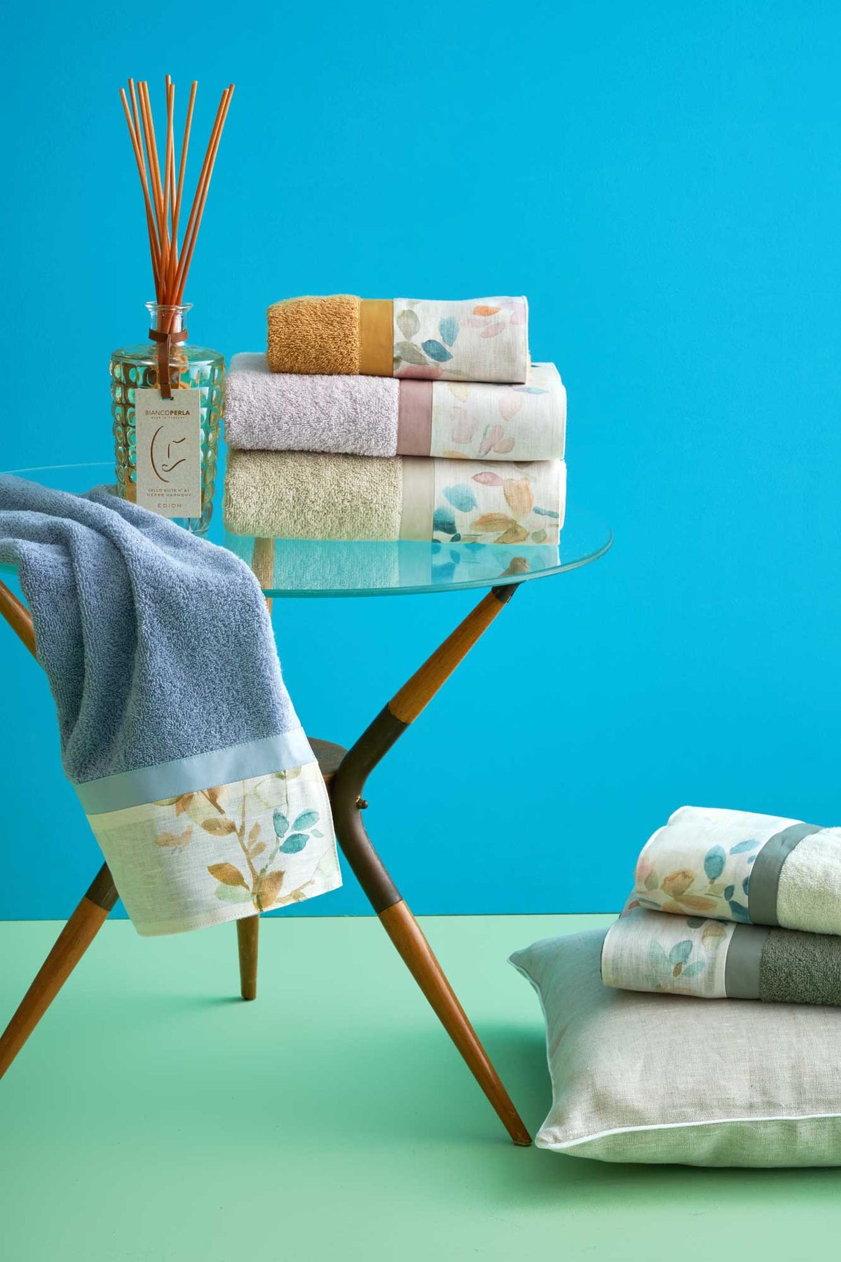 BIANCOPERLA SET ASCIUGAMANI 2+2 IN SPUGNA DI COTONE CON BALZA IN PURO LINO STAMPATO ISIDE