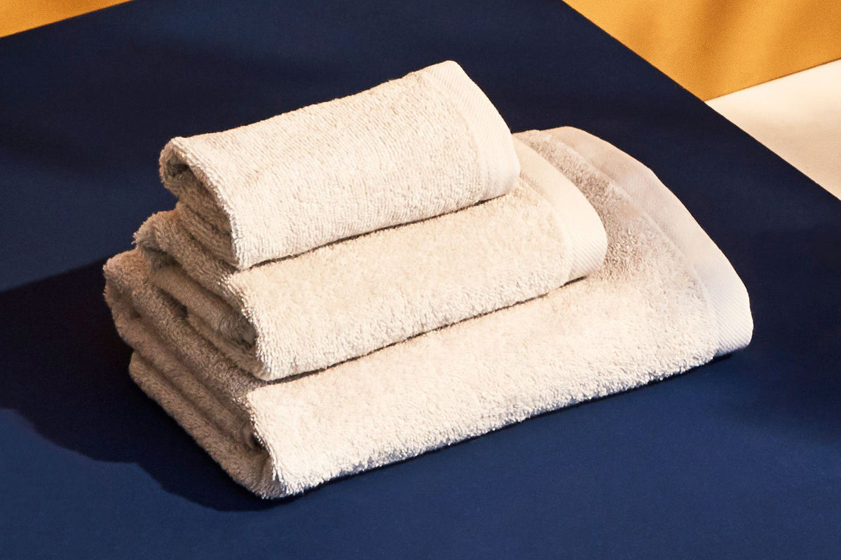 Biancoperla Set Asciugamani 1+1 In Spugna Di Puro Cotone Tinta Unita Perla