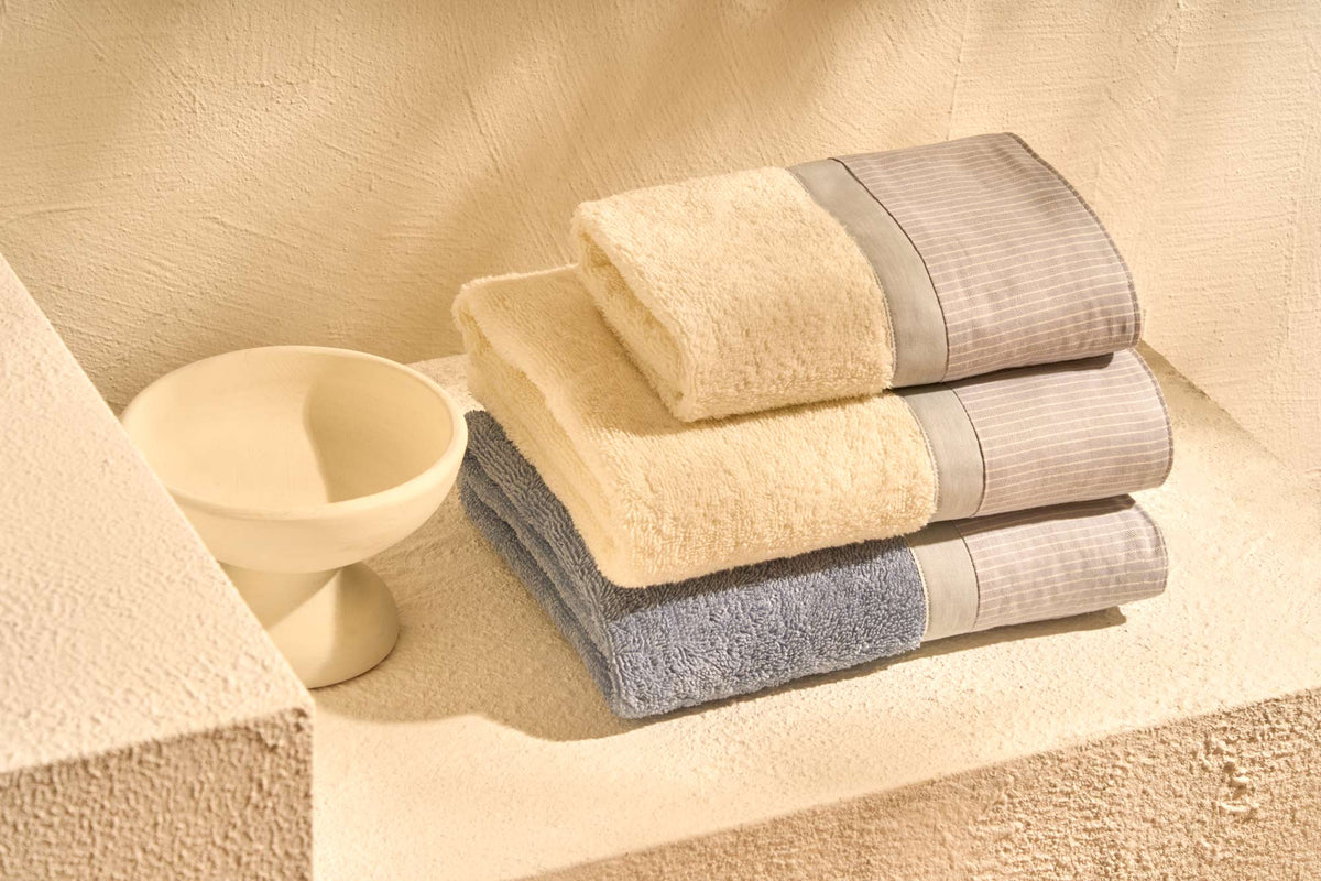 Biancoperla Set Asciugamani 2+2 In Spugna Di Cotone Con Balza In Cotone Tinto in Filo Pais