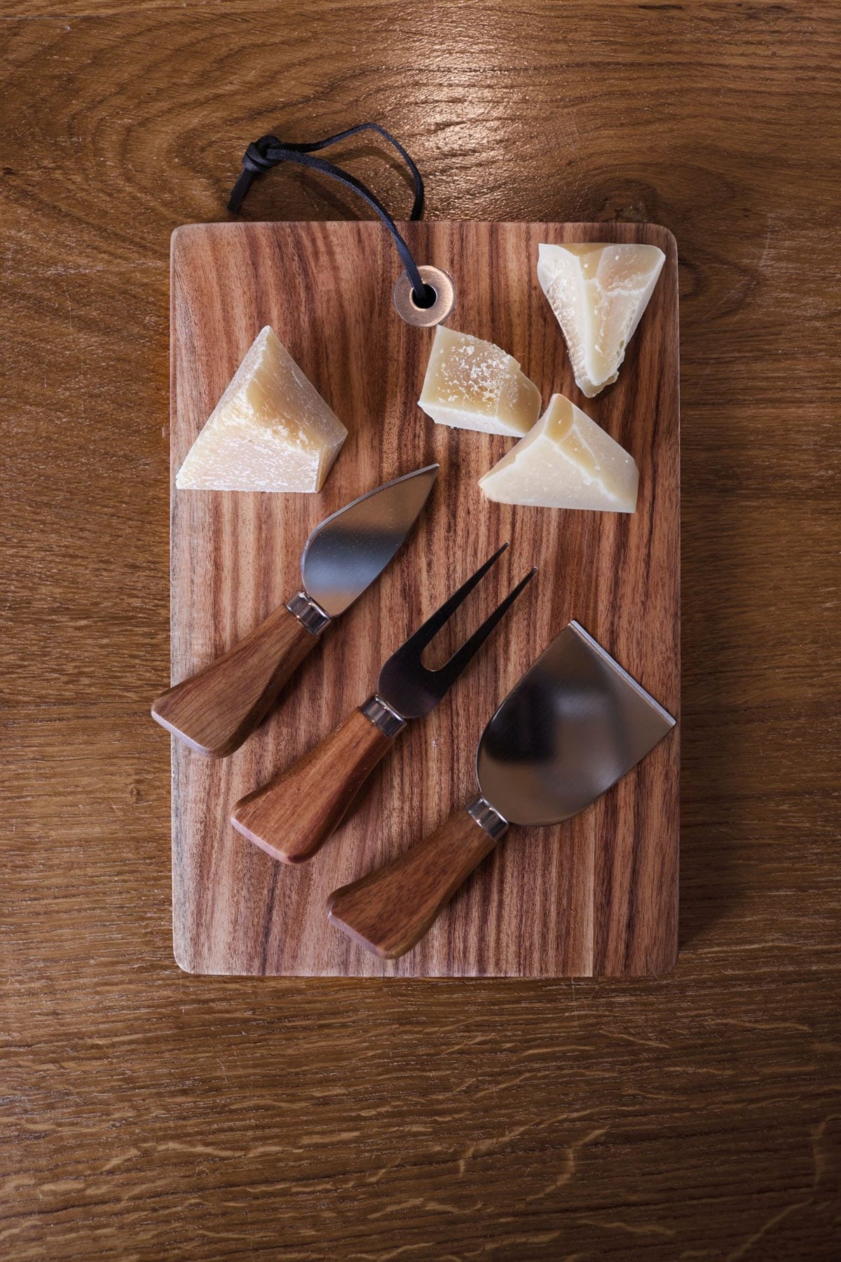 Maison Sucreè Gusto E Tradizione Set 3 Coltelli Per Formaggio E Tagliere