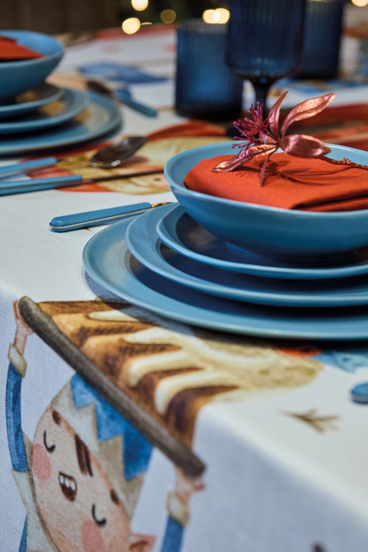 Maison Sucree' Natale Tovaglia e/o Runner In Tessuto Antimacchia Stampato Folletti