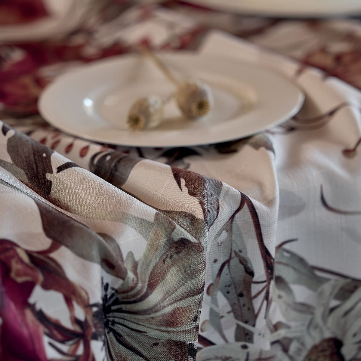 Maison Sucree' Tovaglia E/O Runner In Tessuto Antimacchia Stampato Bouquet D'Inverno