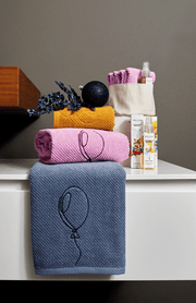Maison Sucree' Set Asciugamani 1+1 In Spugna Di Cotone Ricamata Gioia
