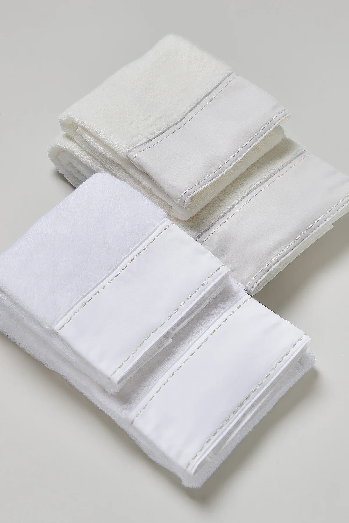 Mastro Raphael Set Asciugamani 1+1 In Spugna Di Cotone Con Bordo In Satin Tracce