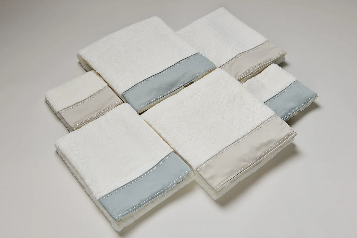Mastro Raphael Set Asciugamani 1+1 In Spugna Di Cotone Con Bordo In Satin Tracce